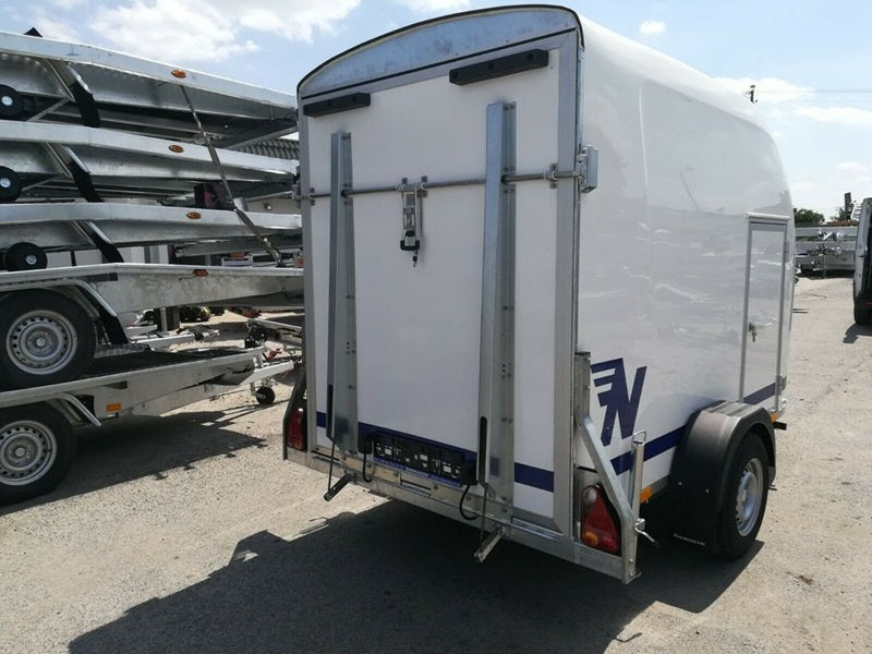 Kastenwagen Polyester Niewiadów mit Seitentür und Laderampe