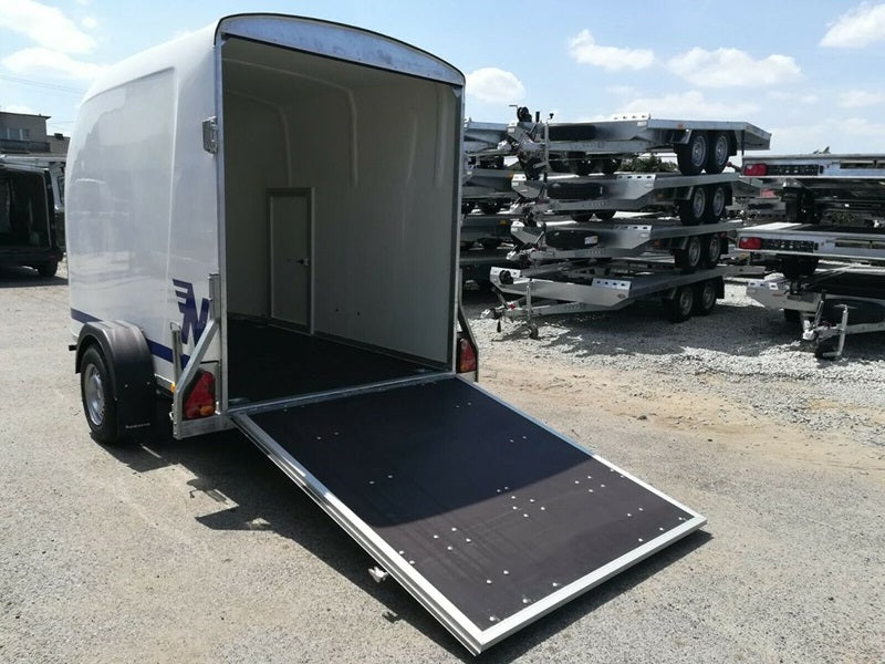 Kastenwagen Polyester Niewiadów mit Seitentür und Laderampe