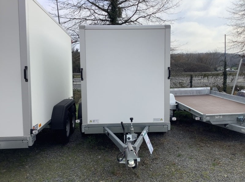 SARIS Kofferanhänger DV135 PTAC 1350 kg - Geräumig und Robust